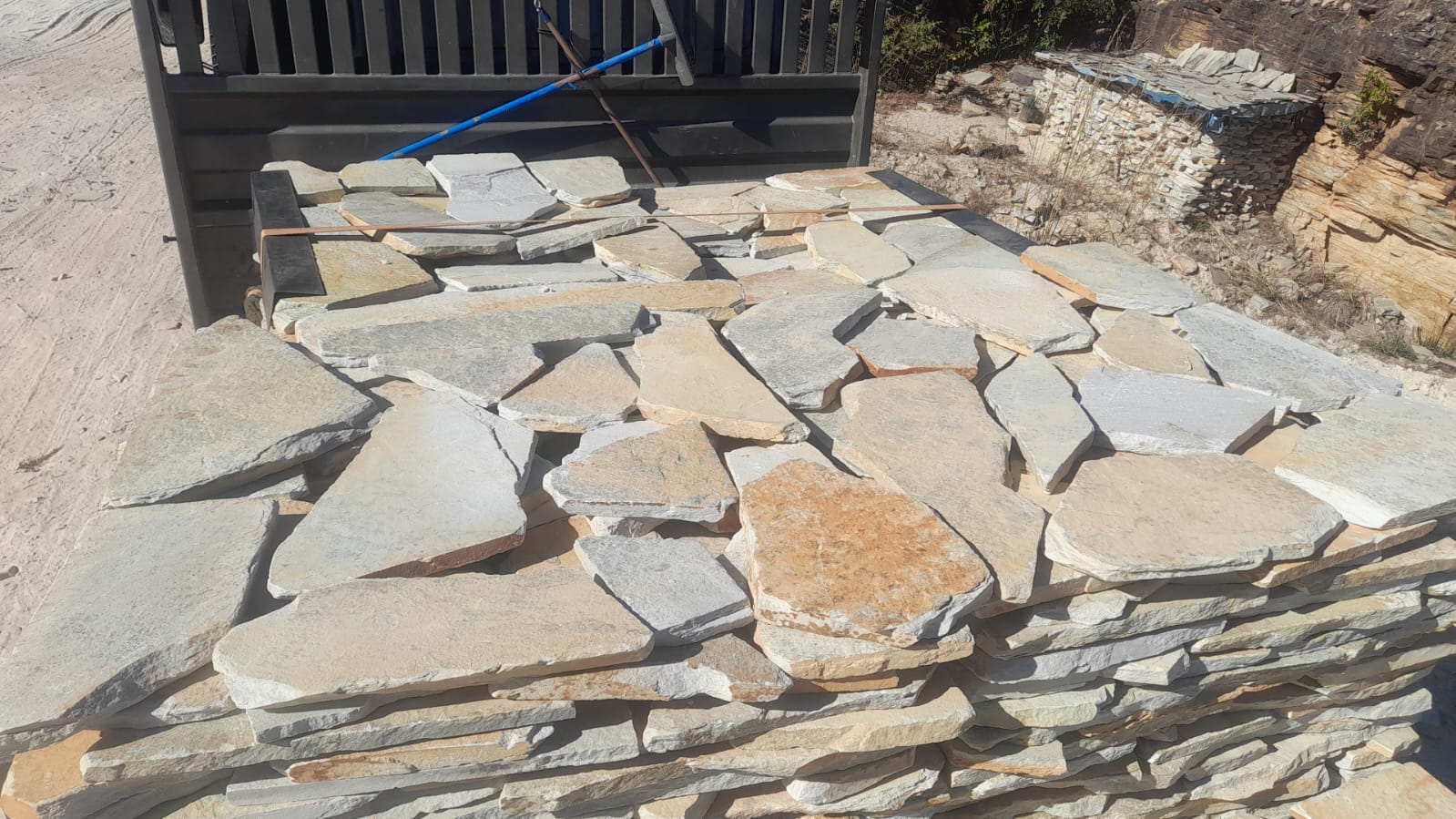 Pedra amarela irregular para calçadas rústicas